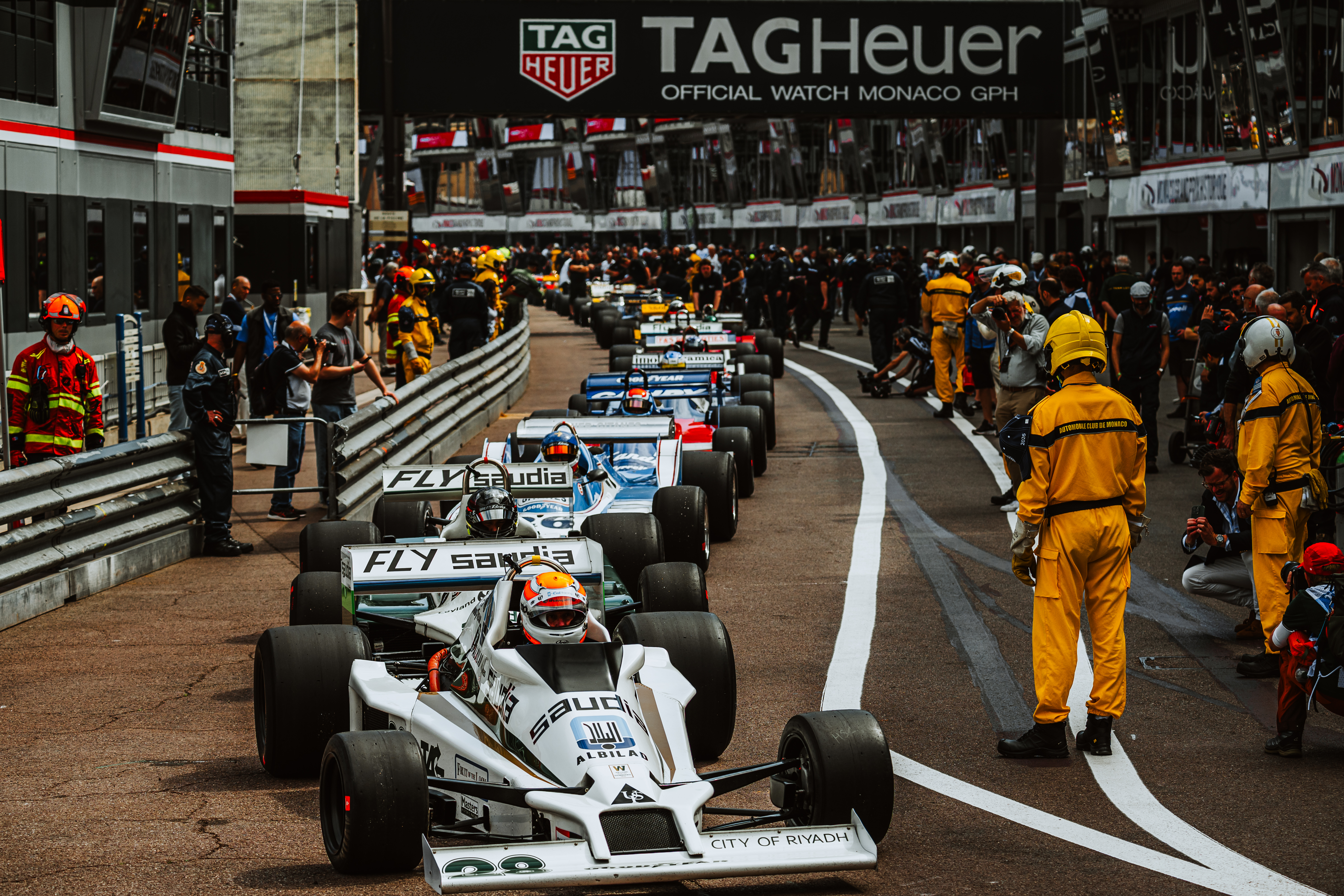 Pitlane warm-up start at Monaco Historique, editorial motorsport photograph by Simone Slawitz
