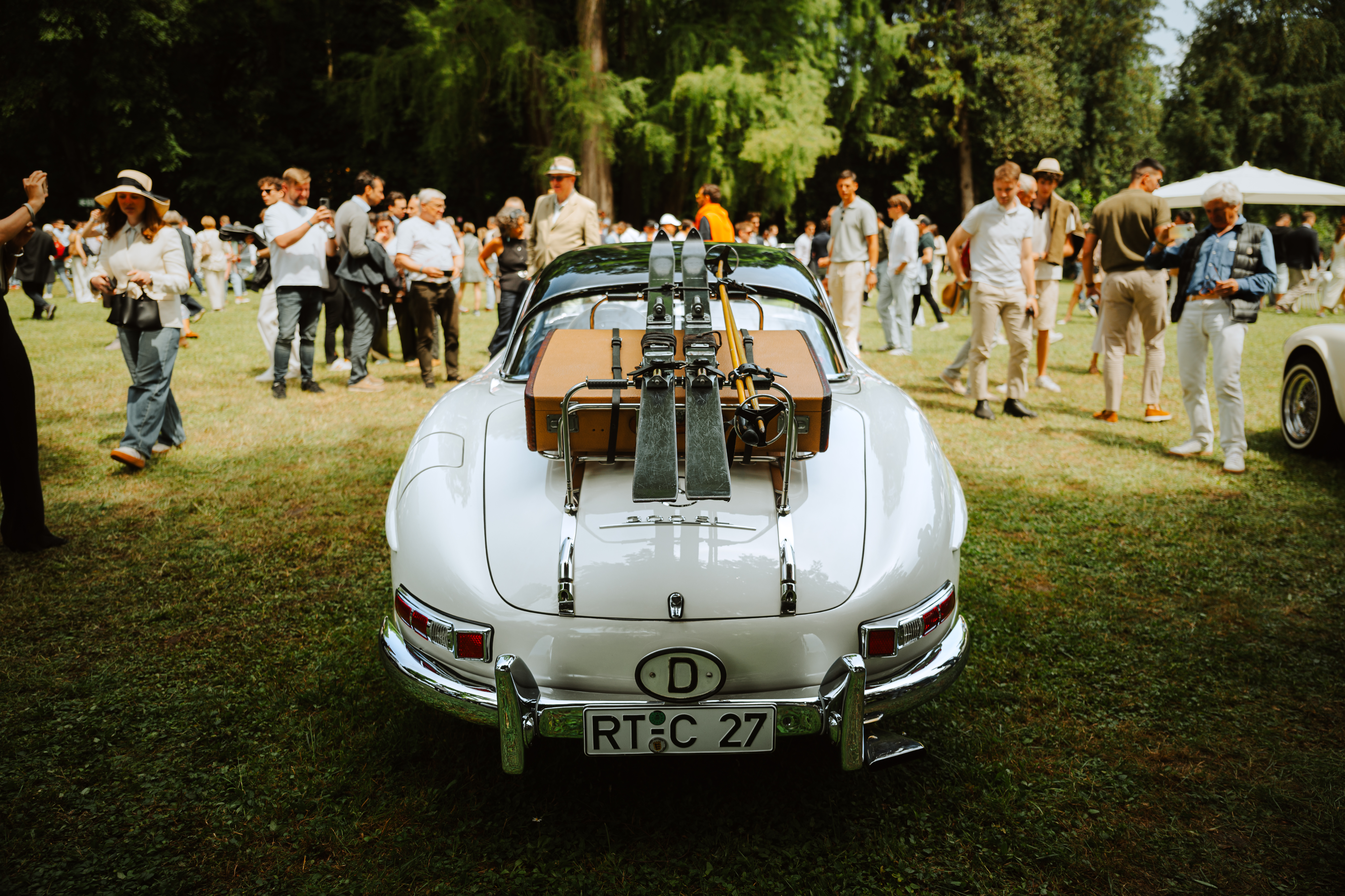 Mercedes-Benz 300 SL Roadster with ski rack at Concorso d’Eleganza Villa d’Este 2026, editorial photograph by Simone Slawitz