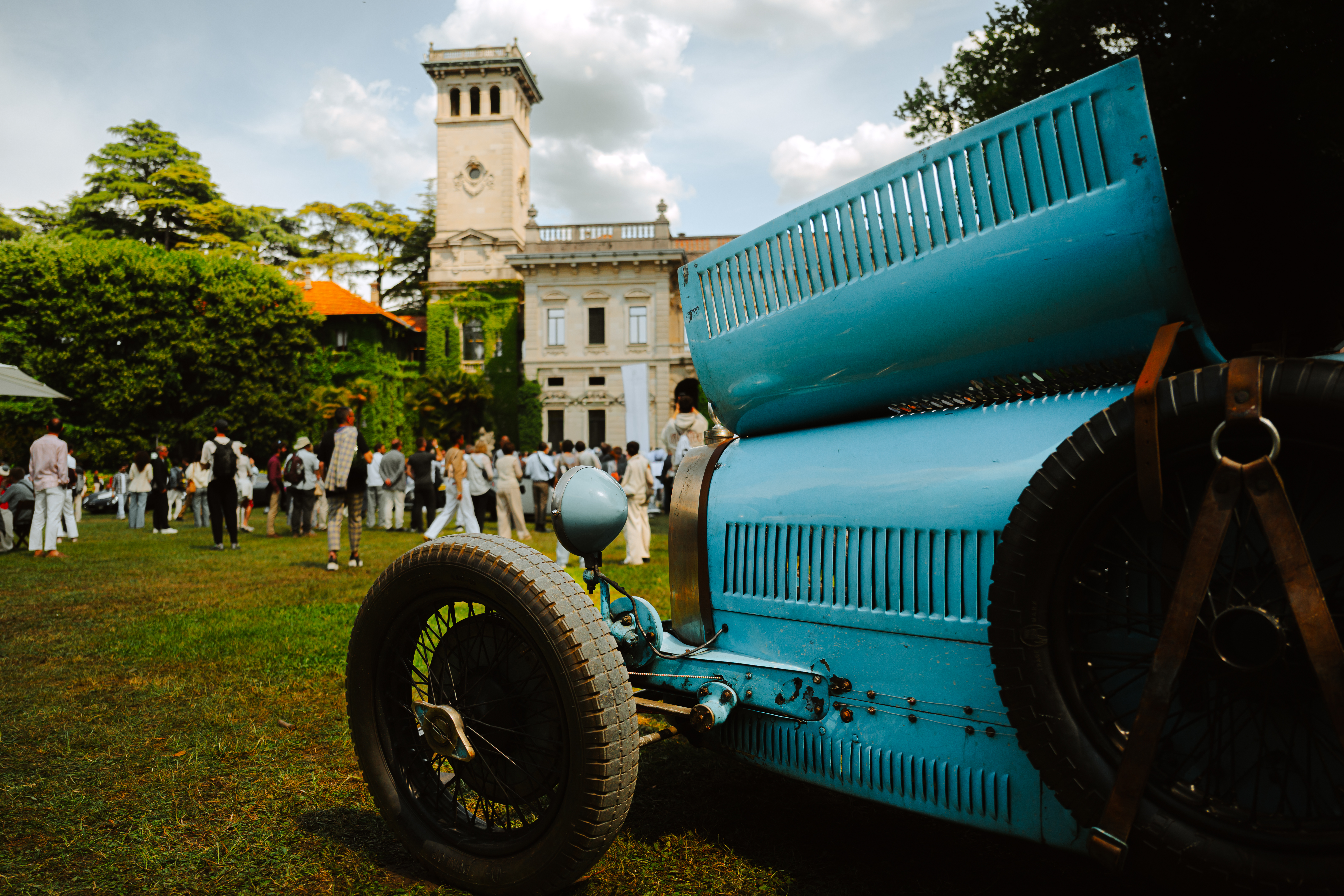 Historic blue racing car detail at Villa Erba during Concorso d’Eleganza Villa d’Este 2026, editorial automotive photograph by Simone Slawitz