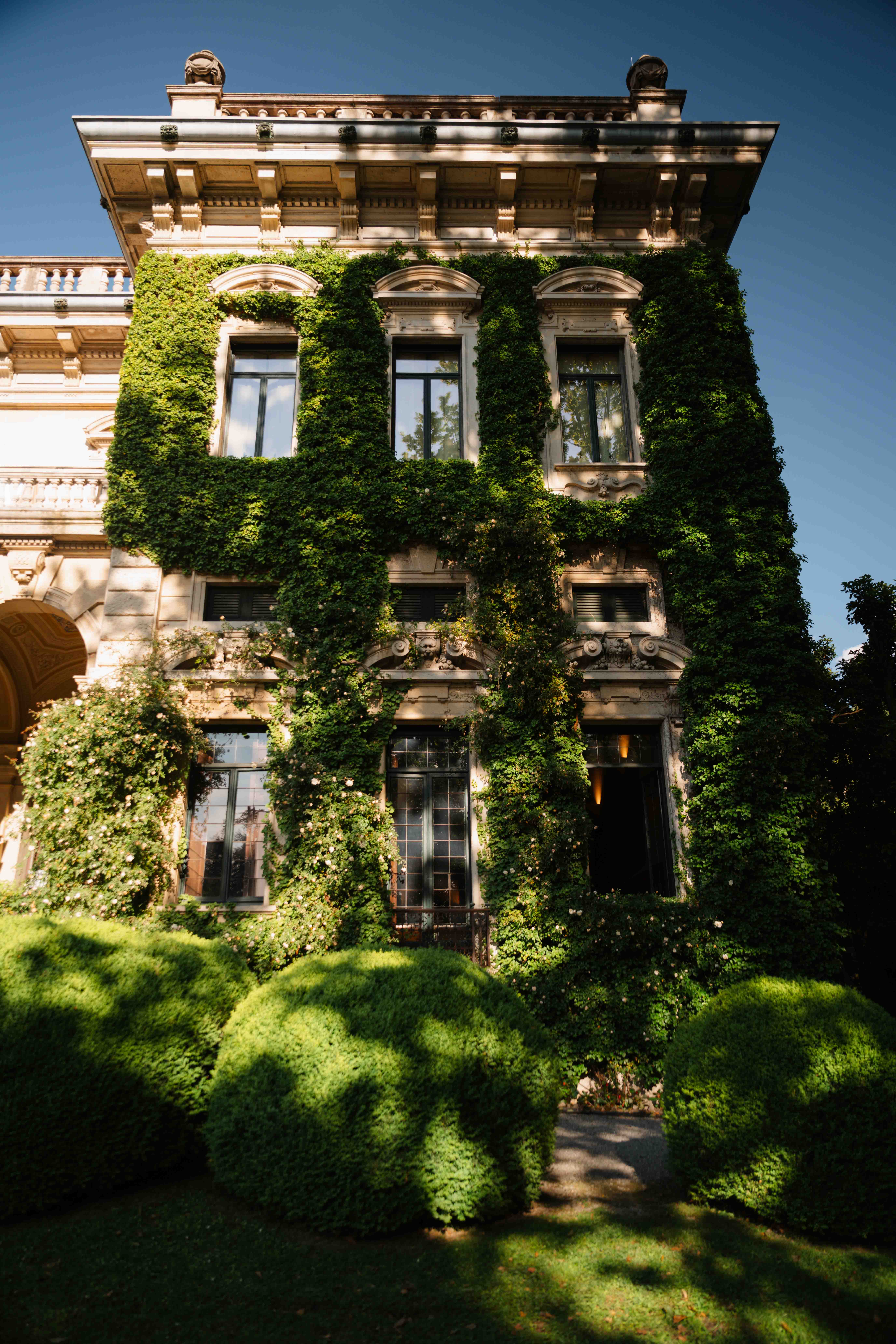 Villa and territory, editorial photograph by Simone Slawitz